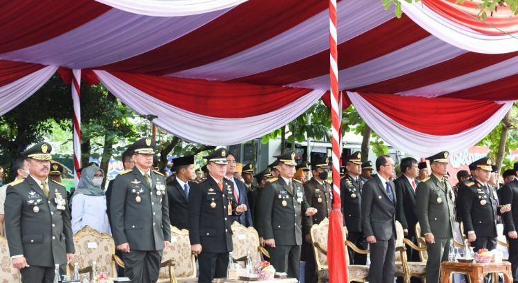 Komandan Korem 044/Gapo Brigjen TNI M Naudi Nurdika, S.I.P., M.Si., M.Tr (Han) mengikuti upacara peringatan HUT TNI Ke-77