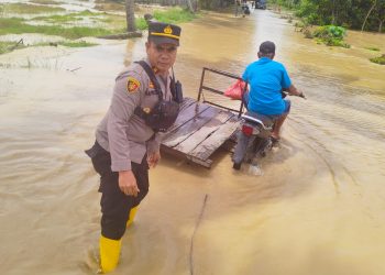 Personil Polres Lhokseumawe bantu warga Turun ke Gampong terdampak banjir di wilayah hukum Polres Lhokseumawe