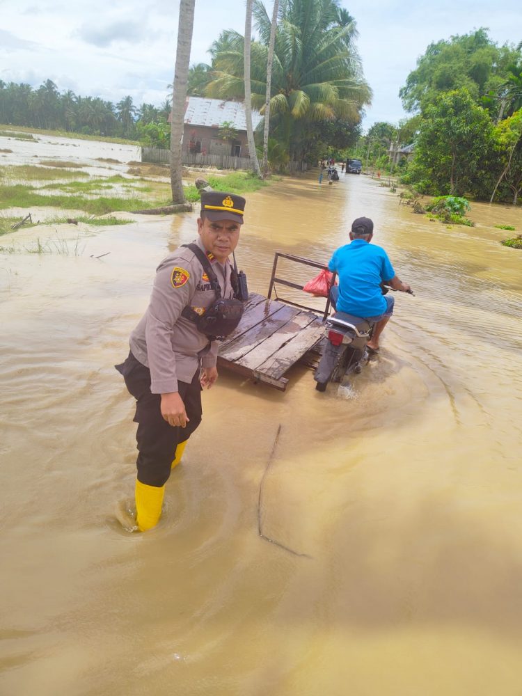 Personil Polres Lhokseumawe bantu warga Turun ke Gampong terdampak banjir di wilayah hukum Polres Lhokseumawe