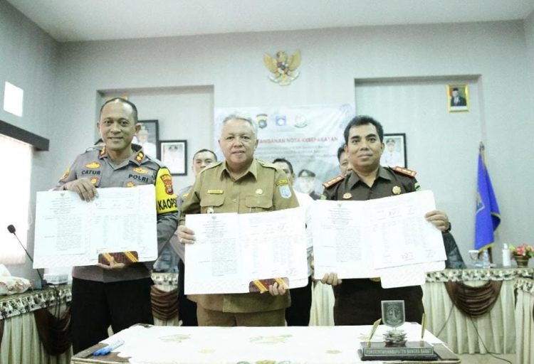 Pemerintah Kabupaten (Pemkab) Bangka Barat (Babar) melakukan penandatanganan Memorandum of Understanding (MoU) dengan Kejaksaan Negeri (Kejari) dan Kepolisian Resor (Polres)