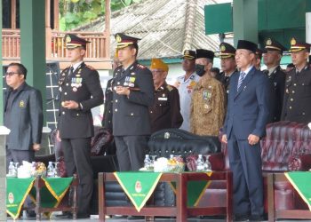 Kepala staf Kodim 0402 OKI/OI Mayor Czi Saipul Anwar menjadi inspektur upacara pada peringatan HUT ke-77 Tentara Nasional Indonesia (TNI)