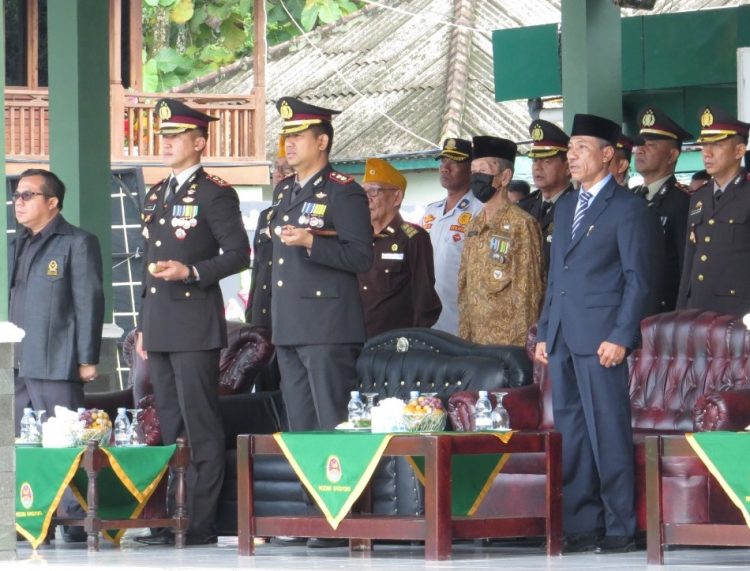 Kepala staf Kodim 0402 OKI/OI Mayor Czi Saipul Anwar menjadi inspektur upacara pada peringatan HUT ke-77 Tentara Nasional Indonesia (TNI)