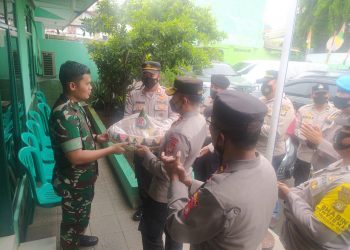 Kapolsek Cineam AKP Dede Darmawan  mendatangi Makoramil 1210 untuk memberikan ucapan HUT TNI ke 77