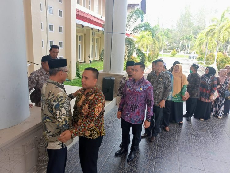Bupati Nagan Raya HM. Jamin Idham memimpin apel perpisahan dengan seluruh pejabat dan para ASN lingkup Pemkab Kabupaten Nagan Raya