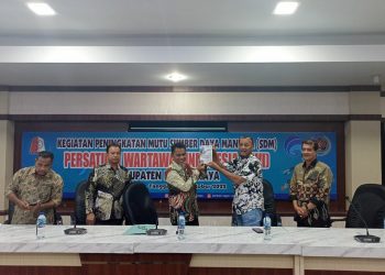 Sekda Nagan Raya Ardi Martha menerima cendera mata buka dari Adnan Ns Mantan Ketua PWI Aceh
