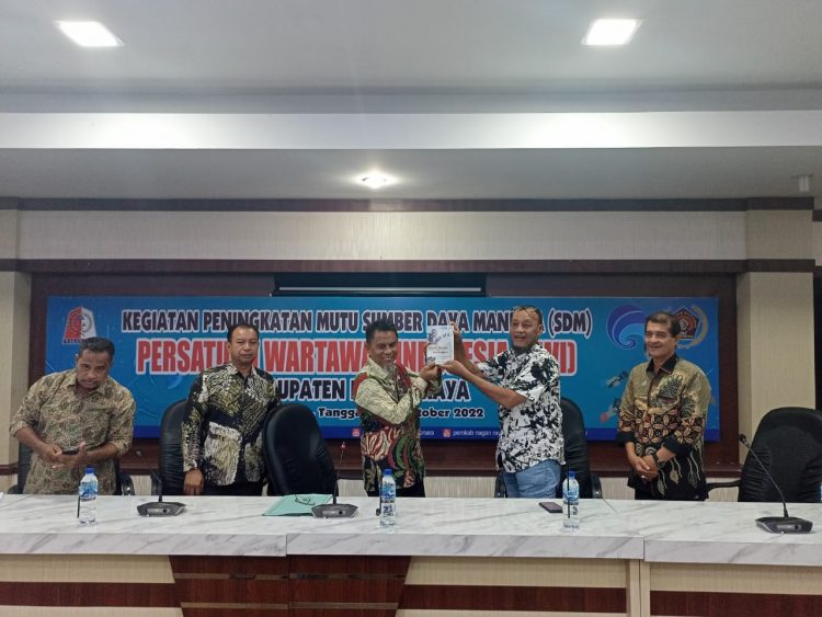 Sekda Nagan Raya Ardi Martha menerima cendera mata buka dari Adnan Ns Mantan Ketua PWI Aceh