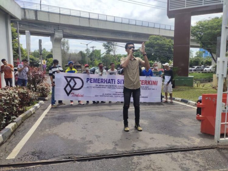 Puluhan massa tergabung dalam Lembaga Pemerhati Situasi Terkini (PST) melakukan aksi demonstrasi di Kejati Sumsel