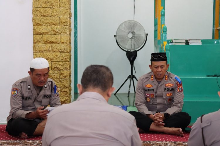 Personil Polres Nias menggelar kegiatan bimbingan rohani dan mental (Binrohtal) yang rutin dilaksanakan setiap Minggunya