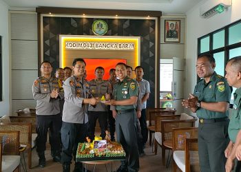 Polres Bangka Barat memberikan tumpeng dan kue di hari jadi Tentara Nasional Indonesia (TNI) yang ke- 77 di markas Kodim 0431/Bangka Barat