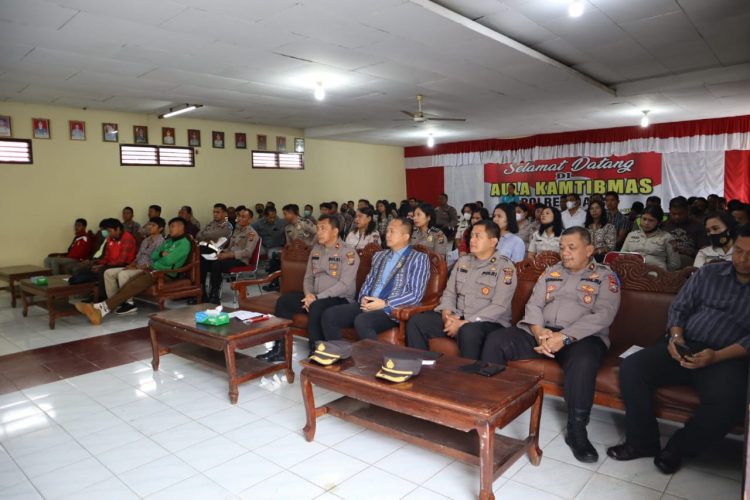 Polres Dairi bersama dengan unsur forkopimda, MUI, Tokoh Agama dan para suporter sepak bola yang ada di Kabupaten Dairi menggelar doa bersama atas kejadian di Stadion Kanjuruhan, Kabupaten Malang