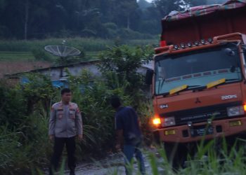 Melihat adanya Truk tronton yang mengalami patah as, Kapolres Simalungun AKBP Ronald F.C Sipayung, S.H., S.I.K., M.H., bersama Wakapolres Simalungun Kompol Efianto, SH., langsung melakukan pengaturan lalu lintas