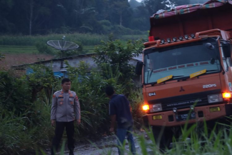 Melihat adanya Truk tronton yang mengalami patah as, Kapolres Simalungun AKBP Ronald F.C Sipayung, S.H., S.I.K., M.H., bersama Wakapolres Simalungun Kompol Efianto, SH., langsung melakukan pengaturan lalu lintas