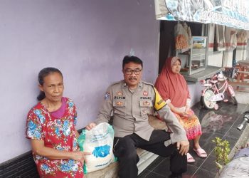 Bhabinkamtibmas Kelurahan Empangsari Kecamatan Tawang AIPTU Pipin bagikan beras kepada belasan warga terdampak kenaikan harga BBM