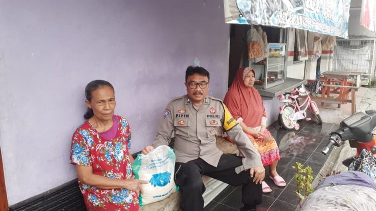 Bhabinkamtibmas Kelurahan Empangsari Kecamatan Tawang AIPTU Pipin bagikan beras kepada belasan warga terdampak kenaikan harga BBM