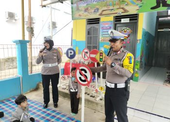 Personel Sat Lantas Polres Lhokseumawe mengenalkan rambu - rambu lalulintas ke anak TK Kemala Bhayangkari Lhokseumawe