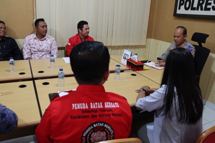 Kapolres Nias AKBP Luthfi, S.I.K. didampingi oleh KBO Sat Intelkam Polres Nias Iptu Yafao Lase, menerima Audiensi dari Pemegang mandat pembentukan DPC Khusus Kepulauan Nias Pemuda Batak Bersatu (PBB)