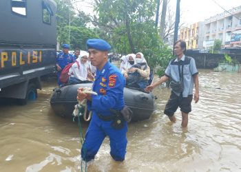 Sejumlah instansi pemerintah TNI-POLRI berjibaku turun langsung ke lokasi untuk membantu masyarakat yang terdampak akibat banjir