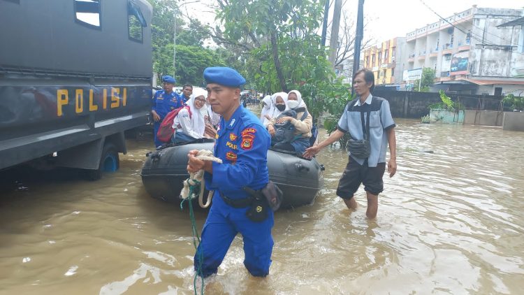Sejumlah instansi pemerintah TNI-POLRI berjibaku turun langsung ke lokasi untuk membantu masyarakat yang terdampak akibat banjir