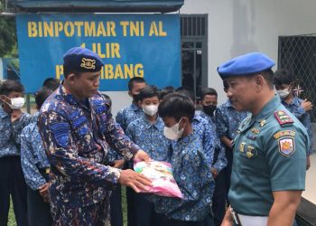 Satpolairud Polrestabes Palembang bersama dengan Binpotmar 1 Ilir TNI AL Palembang melaksanakan kegiatan Bakti sosial (baksos) pembagian beras untuk anak-anak yatim piatu