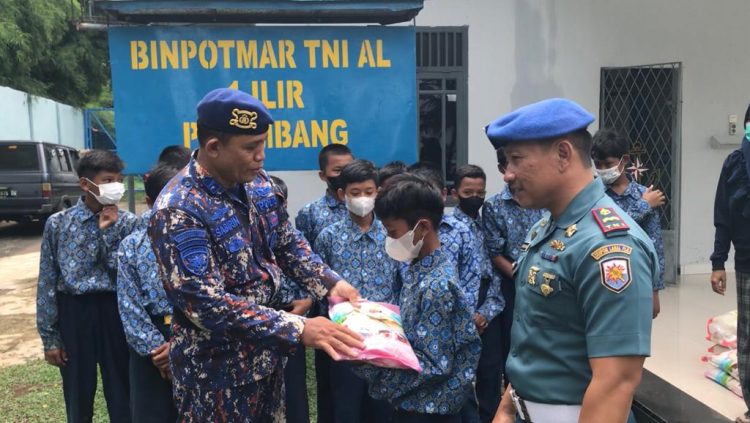 Satpolairud Polrestabes Palembang bersama dengan Binpotmar 1 Ilir TNI AL Palembang melaksanakan kegiatan Bakti sosial (baksos) pembagian beras untuk anak-anak yatim piatu