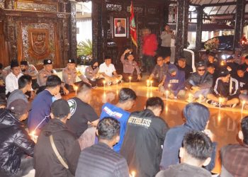 Ratusan suporter sepakbola di Purbalingga menggelar kegiatan doa bersama bagi para korban meninggal di Stadion Kanjuruhan, Malang