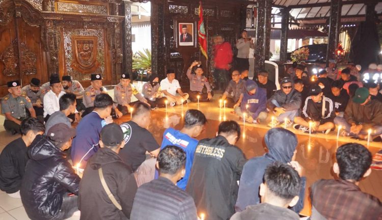 Ratusan suporter sepakbola di Purbalingga menggelar kegiatan doa bersama bagi para korban meninggal di Stadion Kanjuruhan, Malang
