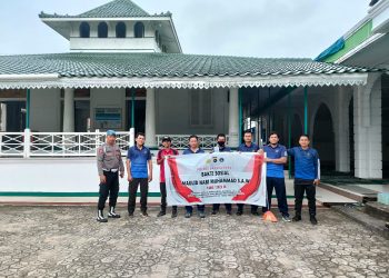 Polres Bangka Barat dan Polsek Jajaran melaksanakan bakti sosial dalam bentuk gotong royong