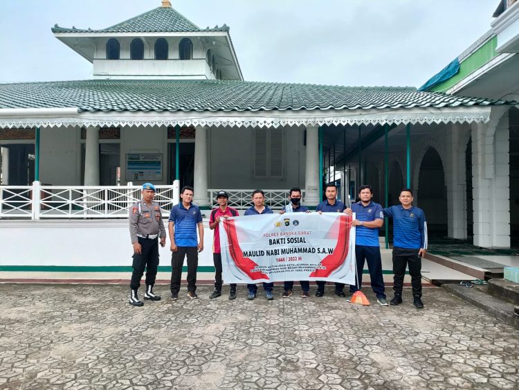 Polres Bangka Barat dan Polsek Jajaran melaksanakan bakti sosial dalam bentuk gotong royong