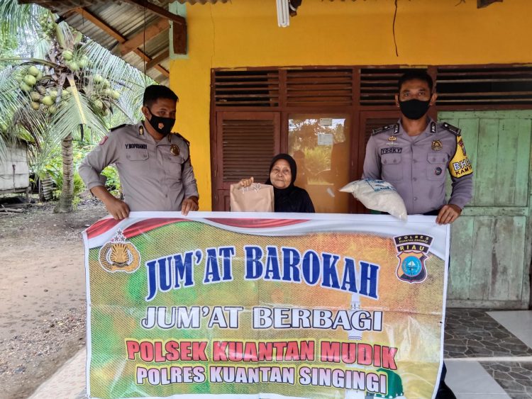 Polsek Kuantan Mudik Polres Kuantan Singingi menyerahkan bantuan sembako kepada lansia dan masyarakat kurang mampu dalam kegiatan Jum'at Barokah