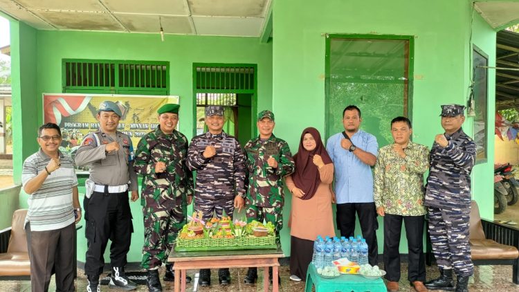 IPTU A.Mukhlis, SH. SE selaku Kapolsek Tempilang memberi kejutan yang tak disangka kepada Danramil Kelapa Tempilang