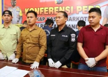 KB0 satres narkoba Iptu Elimawan SH, MH didampingi IPTU Eko Sanjaya SH menyampaikan pengungkapan kasus tindak pidana penyalah gunaan narkotika jenis sabu – sabu