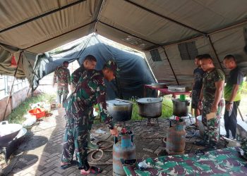 Komandan Kodim 0103/Aut Letkol Inf Hendrasari Nurhono S.I.P., M.I.P., bersama Ketua Persit Kartika Chandra Kirana Cabang XX/ Dim 0103 Aceh Utara Koorcabrem 011 PD Iskandar Muda Ny. Dina HS Nurhono dampingi Pasi Log Lettu Kav Junaidi meninjau dapur umum di Posko Siaga Bencana Banjir
