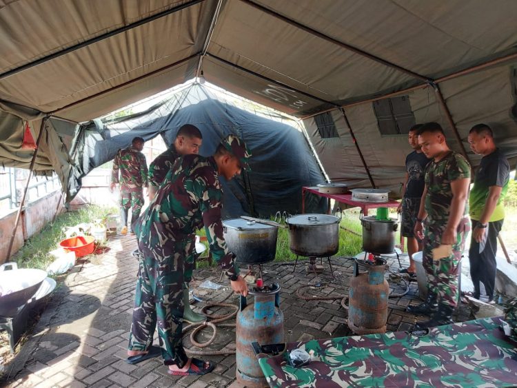 Komandan Kodim 0103/Aut Letkol Inf Hendrasari Nurhono S.I.P., M.I.P., bersama Ketua Persit Kartika Chandra Kirana Cabang XX/ Dim 0103 Aceh Utara Koorcabrem 011 PD Iskandar Muda Ny. Dina HS Nurhono dampingi Pasi Log Lettu Kav Junaidi meninjau dapur umum di Posko Siaga Bencana Banjir