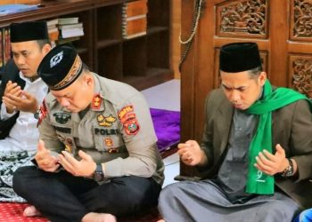 Polres Labuhanbatu menggelar Kegiatan doa bersama usai melaksanakan sholat jumat Sebagai Bentuk Aksi Solidaritas untuk Korban Tragedi di Stadion Kanjuruhan Malang