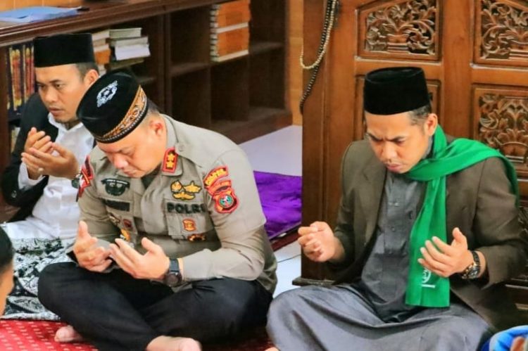 Polres Labuhanbatu menggelar Kegiatan doa bersama usai melaksanakan sholat jumat Sebagai Bentuk Aksi Solidaritas untuk Korban Tragedi di Stadion Kanjuruhan Malang