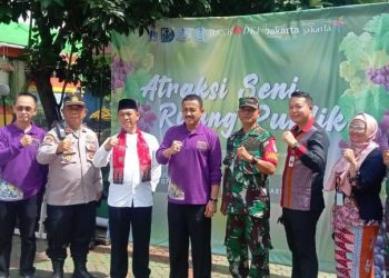 Babinsa Pondok Kopi Koramil 08/Duren sawit bersama Lurah, Ketua RW.11 Ipit Purwanto, Sudin KPKP, Nakes dan Para Kader PKK dan Posyandu memberikan sembako dan makanan tambahan buat anak-anak Stunting