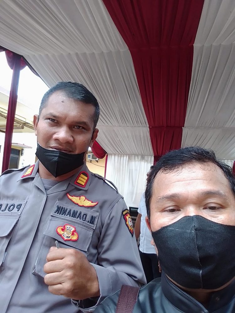 Wakapolsek Jatiasih AKP. M. Damanik bersama Jurnalis Mitrapolri.com