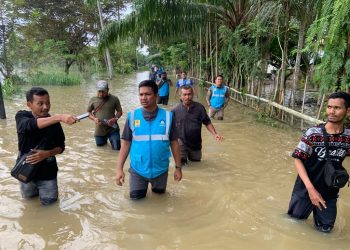 PLN UP3 Lhokseumawe menyerahkan bantuan sembako kepada korban terendam banjir di Pirak Timur