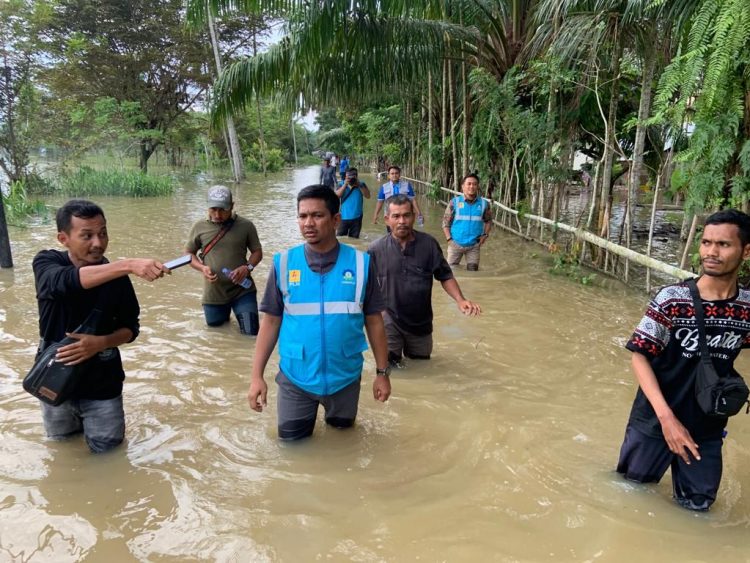 PLN UP3 Lhokseumawe menyerahkan bantuan sembako kepada korban terendam banjir di Pirak Timur
