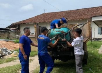 Sat Polairud Polres Bangka Barat menggelar kegiatan gotong royong membangun rumah secara swadaya warga Kampung Tanjung