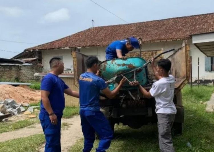 Sat Polairud Polres Bangka Barat menggelar kegiatan gotong royong membangun rumah secara swadaya warga Kampung Tanjung