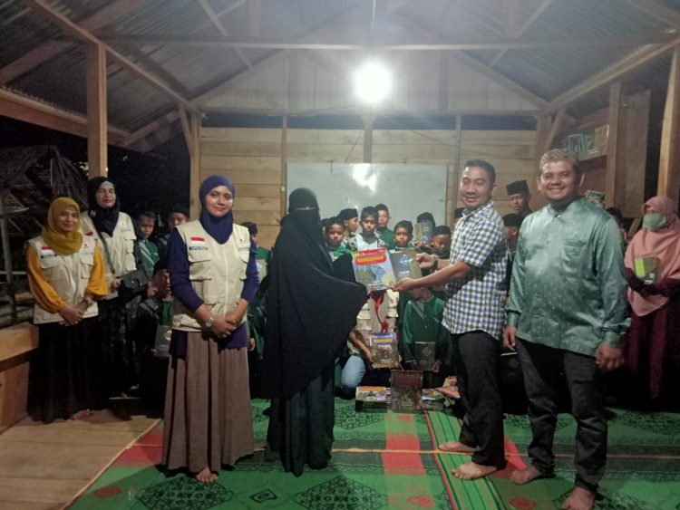 Blood for life foundation (BFLF) Lhokseumawe Aceh Utara bersama Camat Muara Batu serahkan wakaf Al-Qur'an Dan buku Siroh Untuk TPQ Al Jannah Gampong Mane tunong Kecamatan Muara Batu