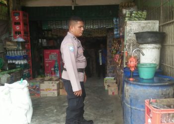 Personel Polsek Samudera mendatangi sejumlah pedagang di pasar tradisional dan toko kelontong di seputaran Kecamatan Samudera