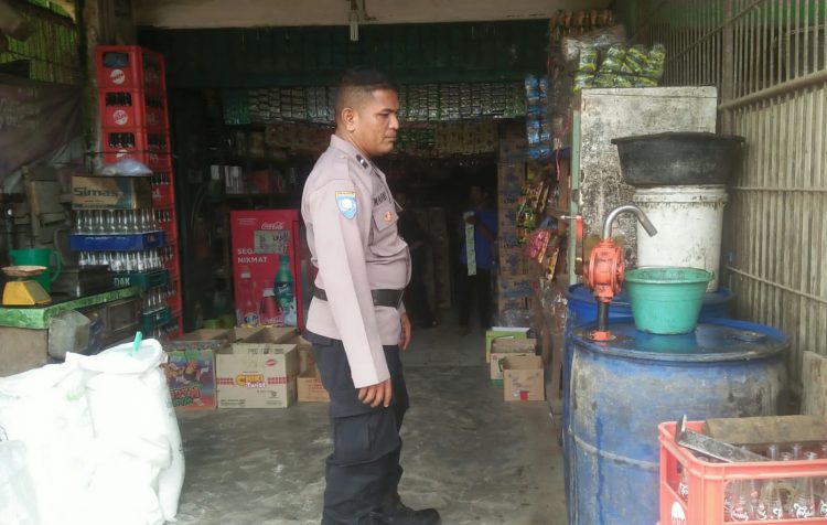 Personel Polsek Samudera mendatangi sejumlah pedagang di pasar tradisional dan toko kelontong di seputaran Kecamatan Samudera