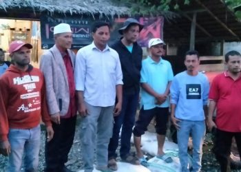 Ketua DPR Aceh Saiful Bahri (Pon Yahya) didampingi Ketua DPRK Aceh Utara Arafat Ali, menyerahkan bantuan pangan bagi korban banjir di Kecamatan Pirak Timur
