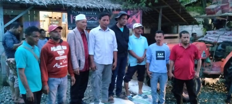 Ketua DPR Aceh Saiful Bahri (Pon Yahya) didampingi Ketua DPRK Aceh Utara Arafat Ali, menyerahkan bantuan pangan bagi korban banjir di Kecamatan Pirak Timur