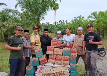 Keluarga Besar WA Grup The Light From Pase (TLFP) menyalurkan sembako kepada korban terdampak banjir, di Kecamatan Lhoksukon dan Matangkuli