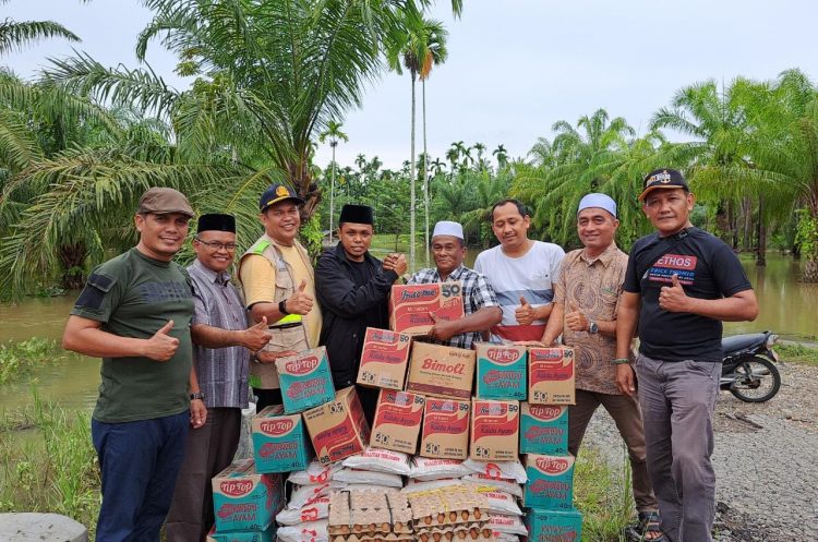 Keluarga Besar WA Grup The Light From Pase (TLFP) menyalurkan sembako kepada korban terdampak banjir, di Kecamatan Lhoksukon dan Matangkuli