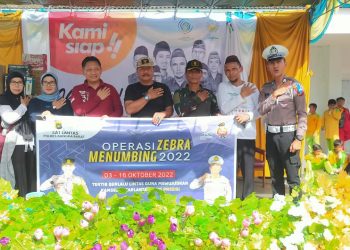 Kasat Lantas Polres Bangka Barat IPTU M.Hardi dan personelnya melakukan Sosialisasikan Operasi Zebra Menumbing 2022