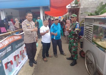 Bhabinkamtibmas Kelurahan Kotabaru BRIPKA Ma'mun bersama Babinpotdirga TNI AU Wiriadinata menghadiri pemilihan Ketua RW 01 Kampung Pangadegan